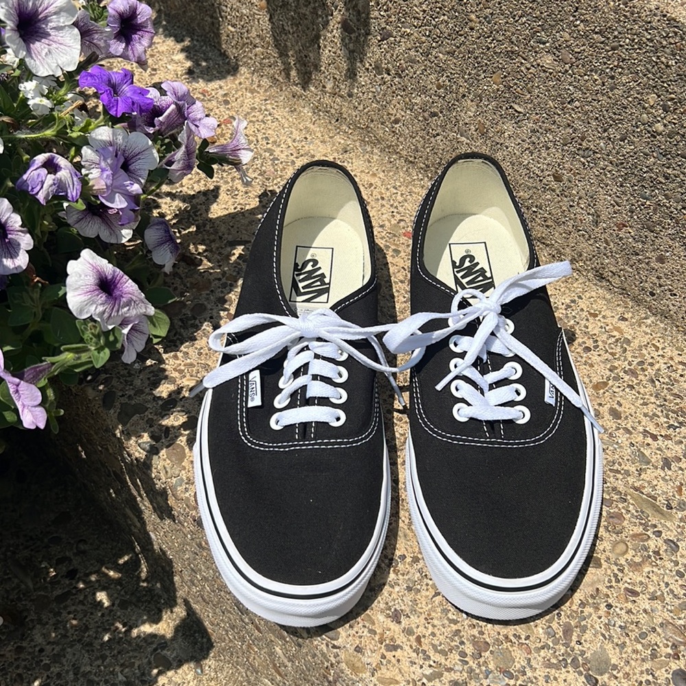 Vans-Woman’s authentic Black/White sneaker